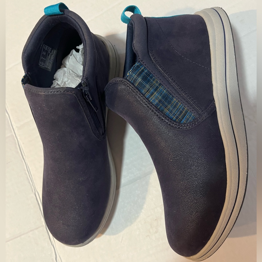 Clarks Navy Ankle Boots with Blue Accents Women’s Size 6 New